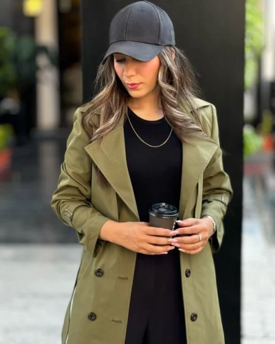 نمای نزدیک بارونی سبز زنانه با پارچه کتان زارا